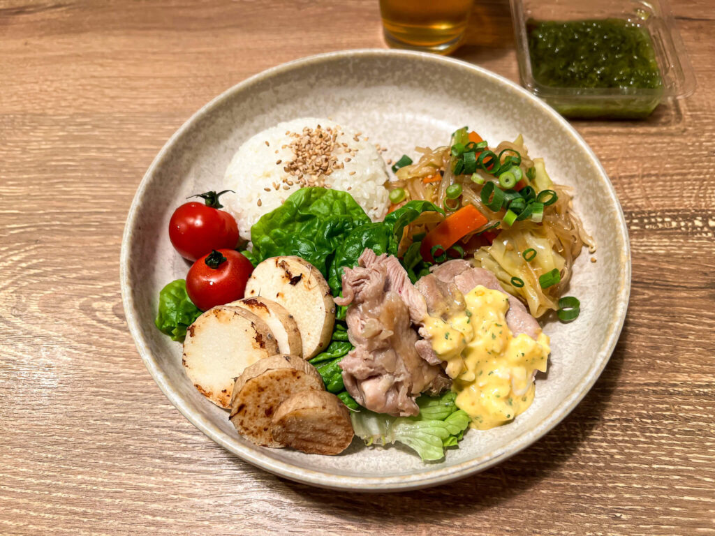 チャプチェ・鶏のしっとり蒸し・タルタル・山芋焼きのワンプレートごはん