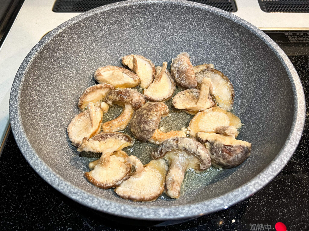 フライパンに浅めの油を入れ揚げ焼きする