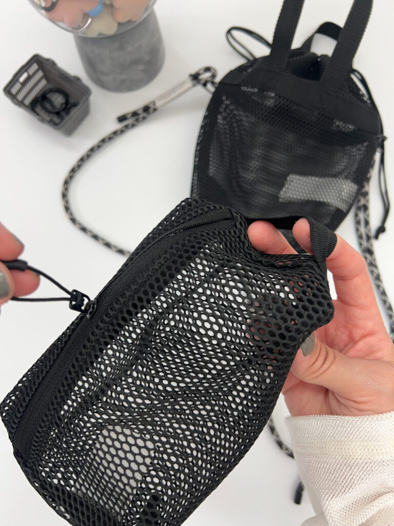メッシュケースS（黒）のサイドにある持ち手部分