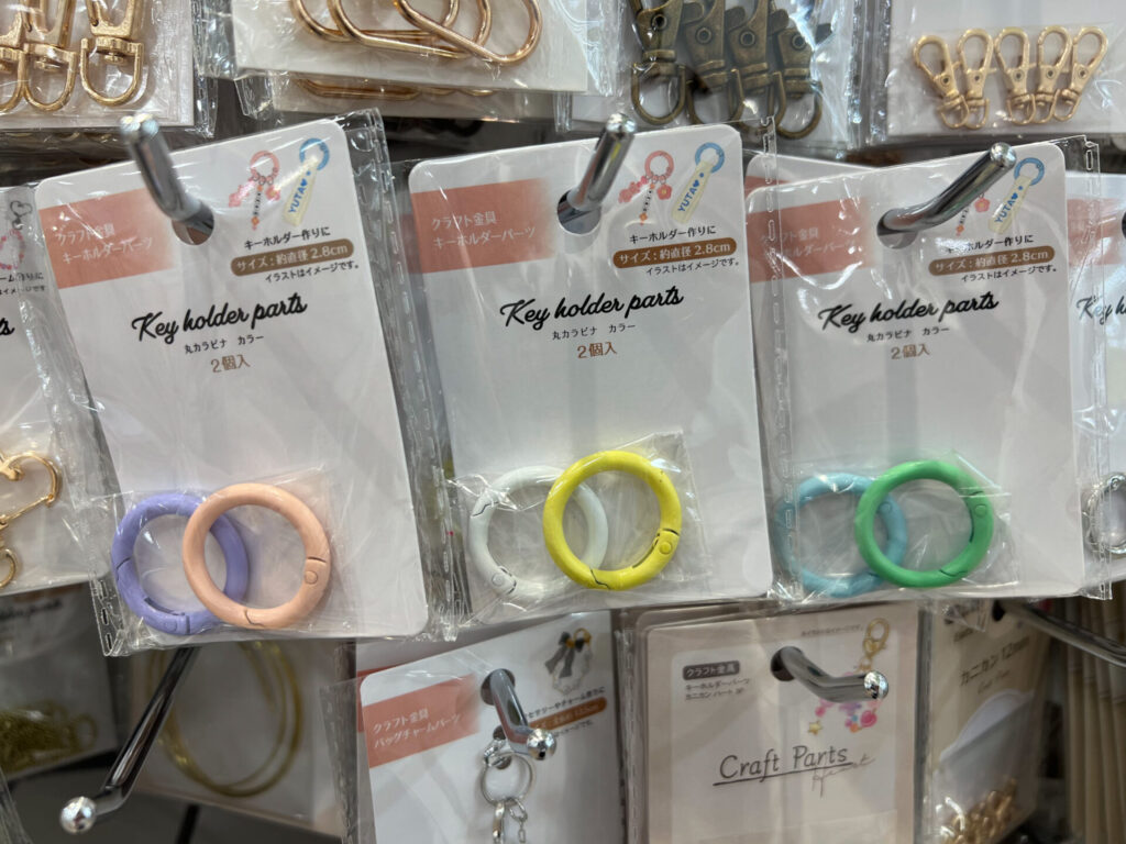 セリアのカラビナ売り場